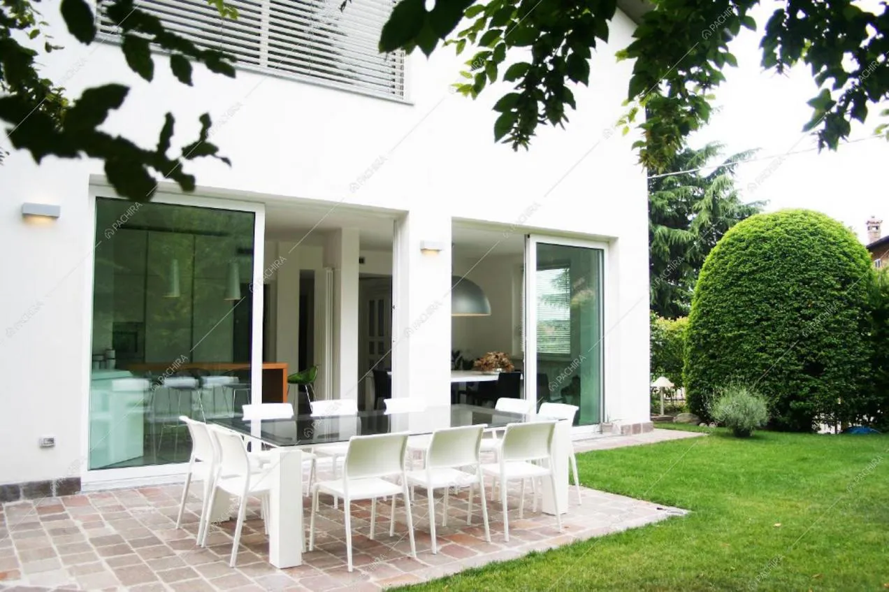 Giardino della location Lavanda, villa moderna per shooting a Milano