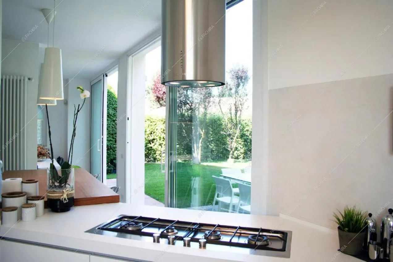 Cucina della location Lavanda, villa moderna per shooting a Milano