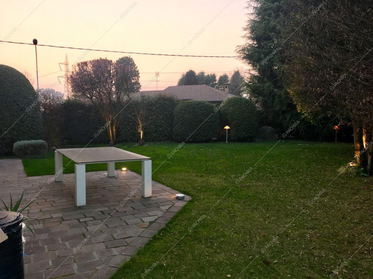 Giardino della location Lavanda, villa moderna per shooting a Milano