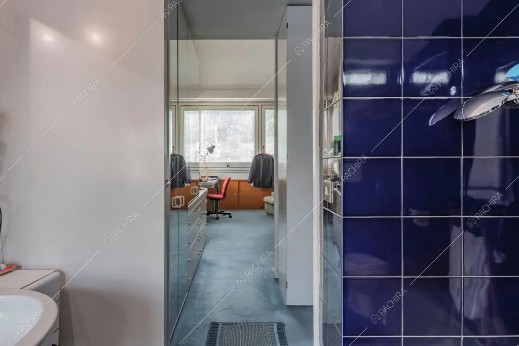 Vista sul corridoio dello studio della villa China, location in stile contemporaneo a Roma