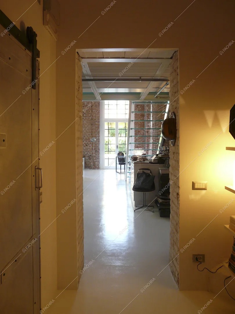 Dall'ingresso vista sulle scale e su una porta-finestra