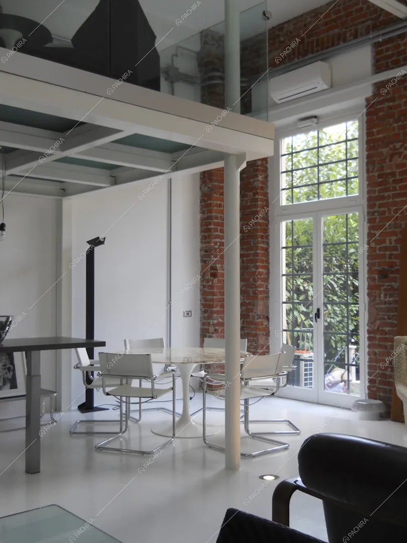 Tavolo da pranzo bianco illuminato dalla porta-finestra
