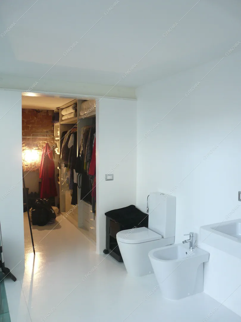 Dal bagno total white vista sull'armadio