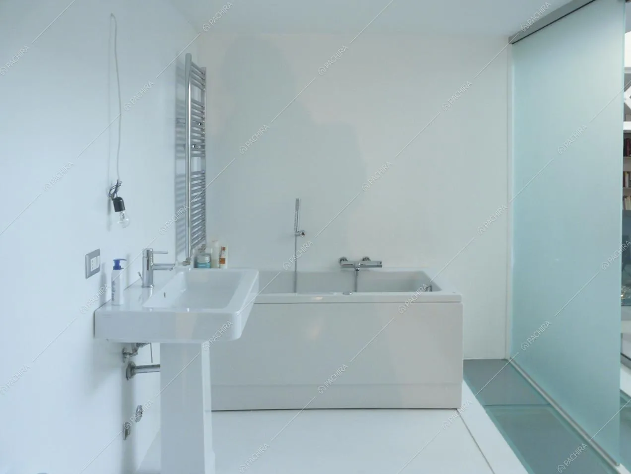 Bagno total white e minimal con vasca e parete in vetro satinato