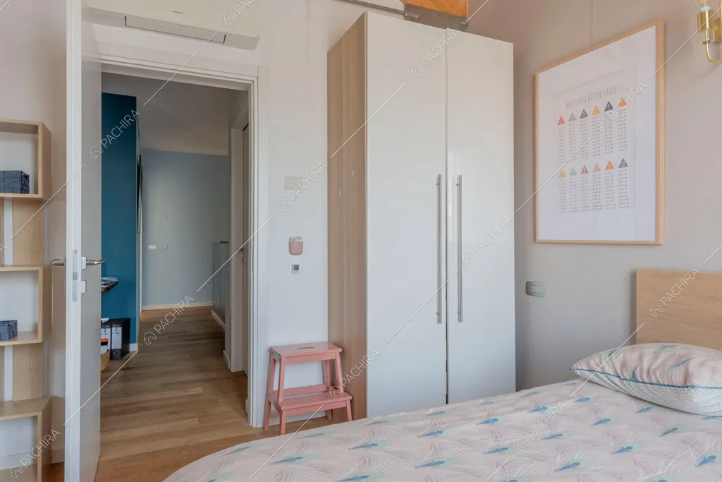 Camera da letto della villa Garnet, location in stile contemporaneo a Milano