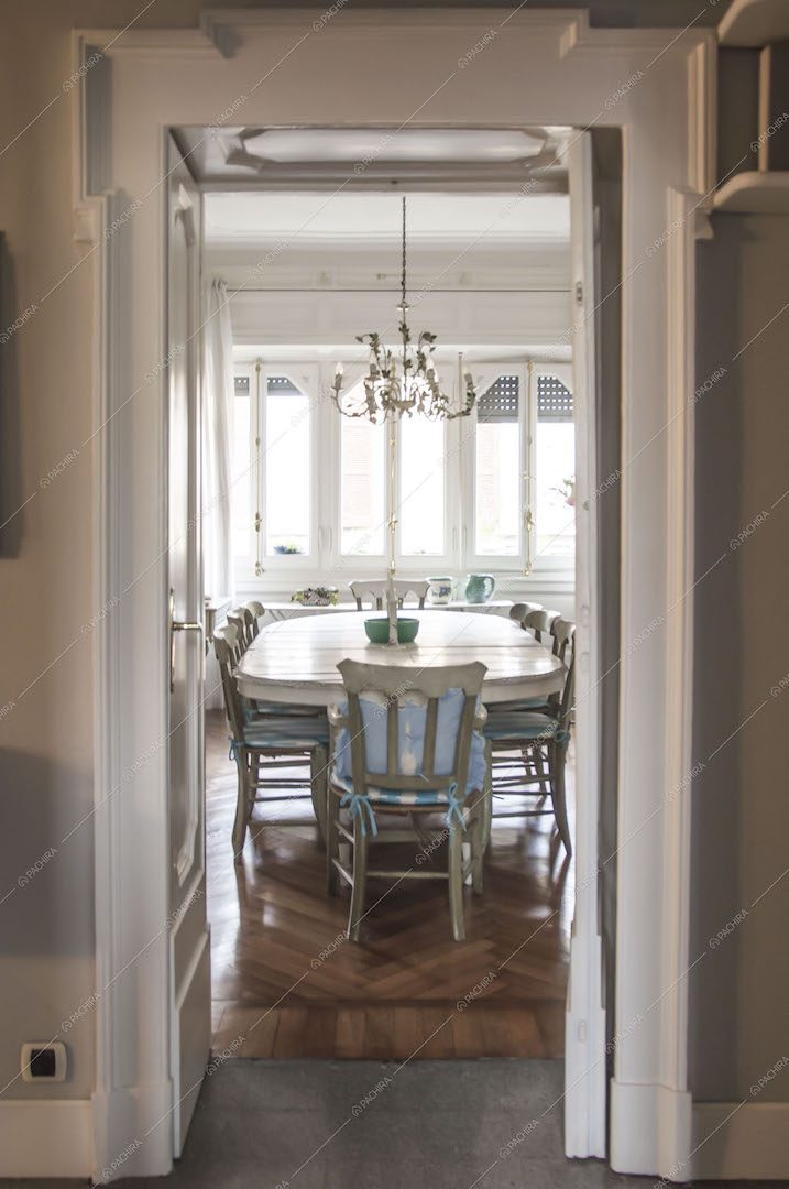 Scorcio sul tavolo da pranzo in legno