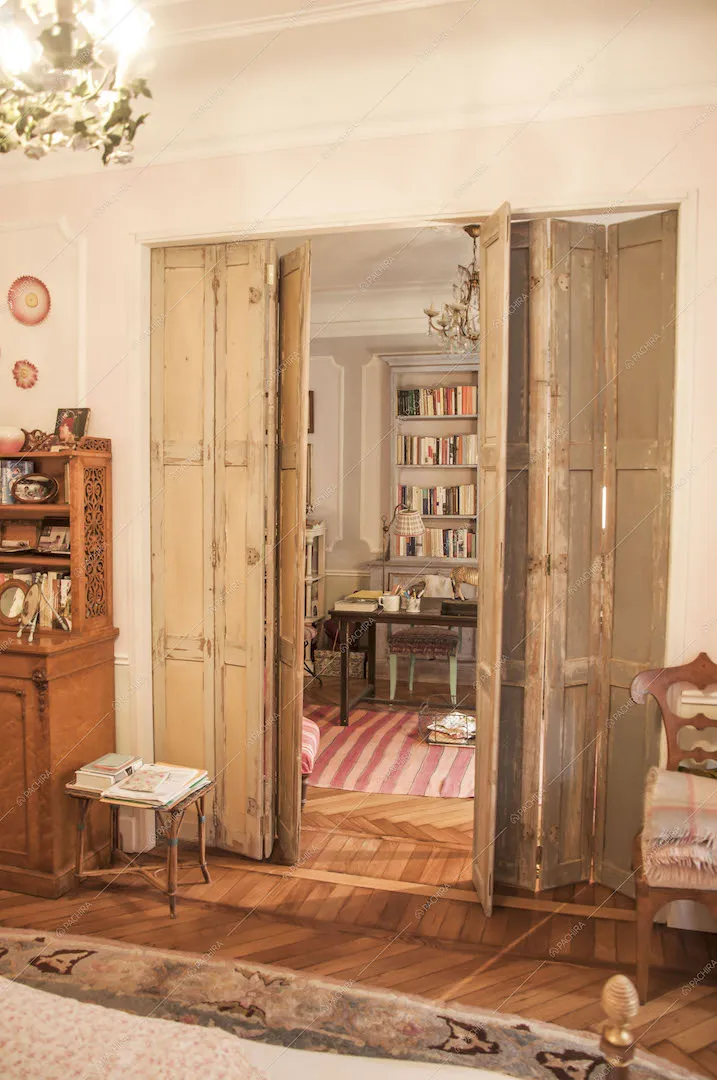 Porta in legno delabrè della camera da letto