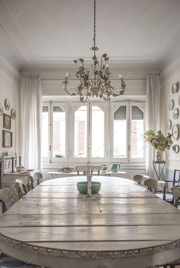Tavolo in legno stile delabrè e lampadario