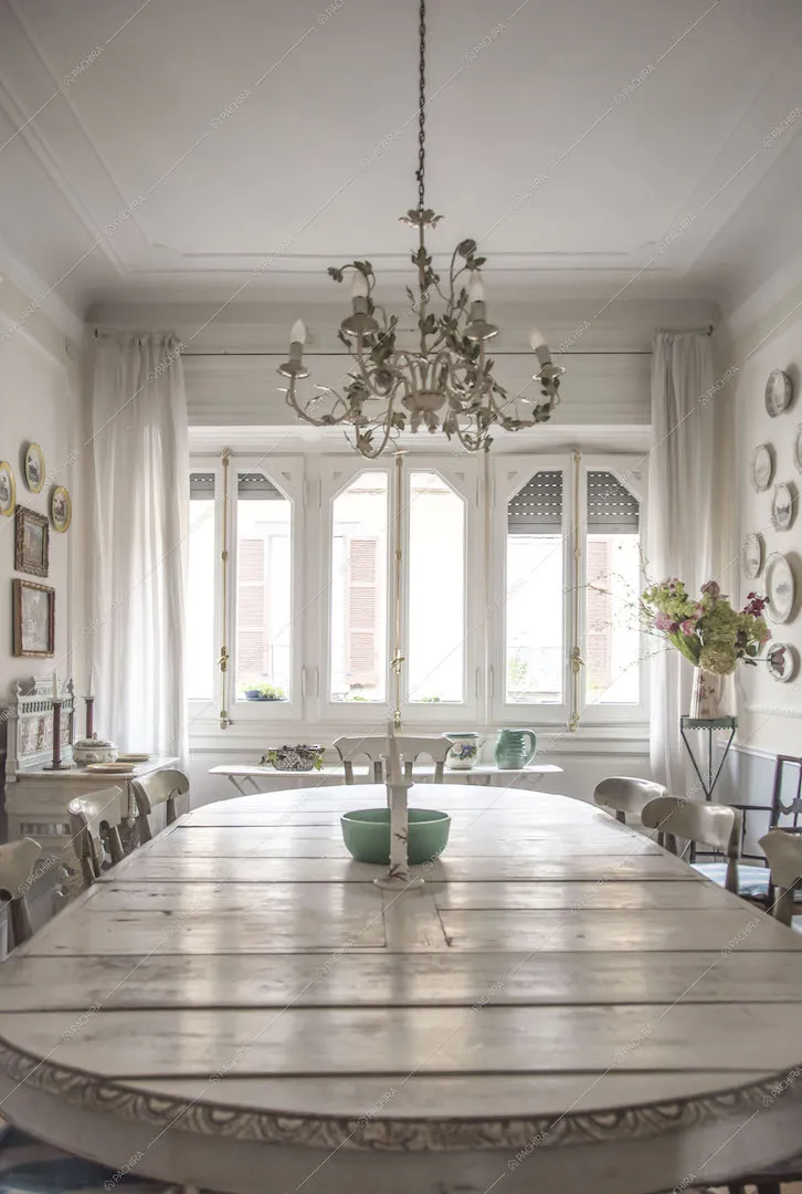 Tavolo in legno stile delabrè e lampadario