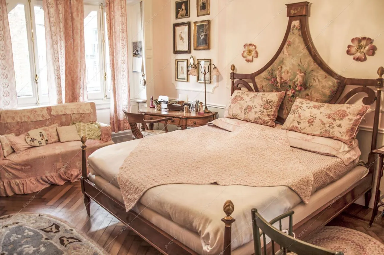 Camera da letto stile classico, tema floreale