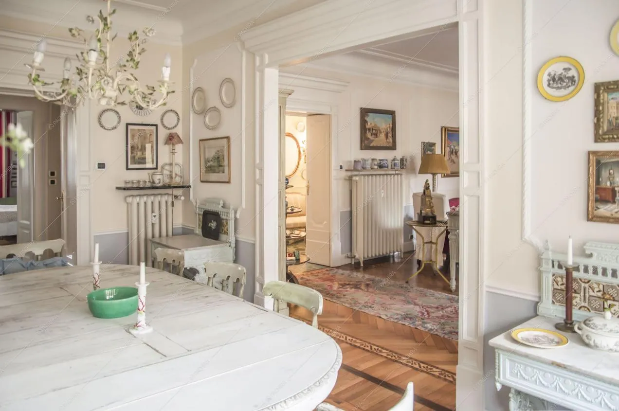 Scorcio sulla zona living dalla sala da pranzo