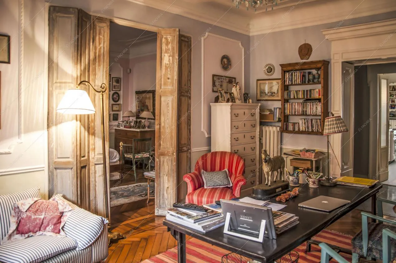 Scrivania, poltrona e cassettiera nello studio