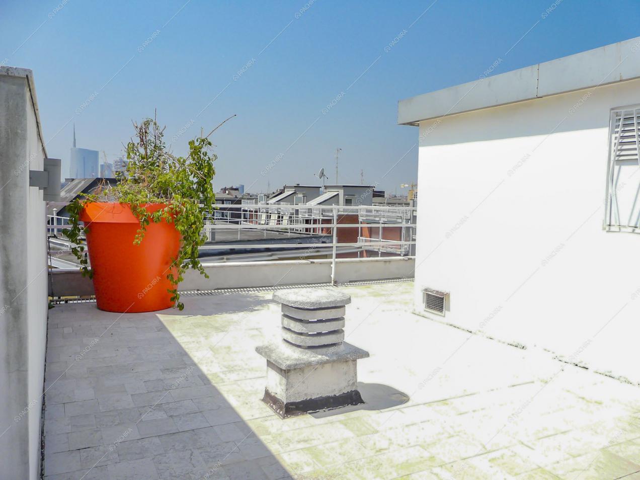 Terrazza con vaso arancione e vista panoramica