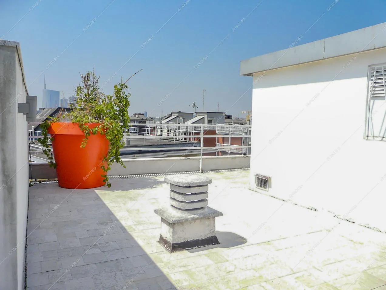 Terrazza con vaso arancione e vista panoramica