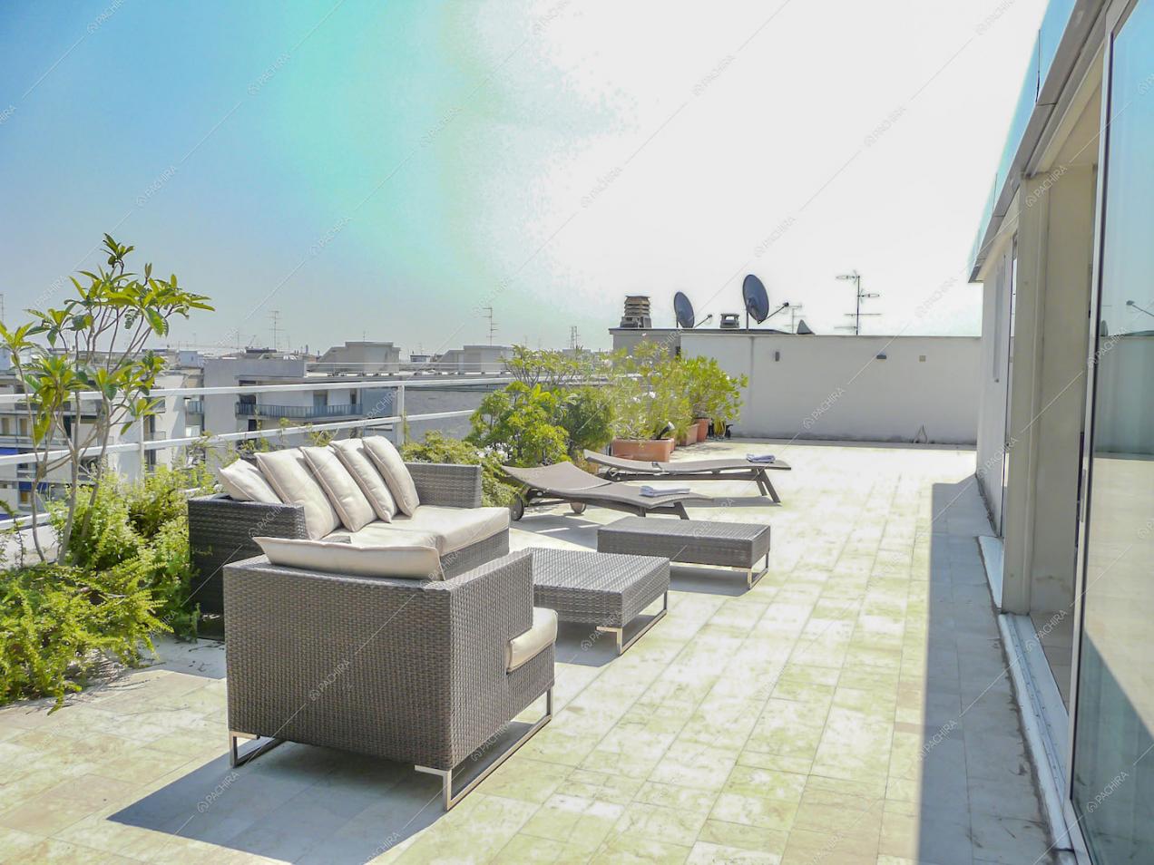 Terrazza con salottino esterno