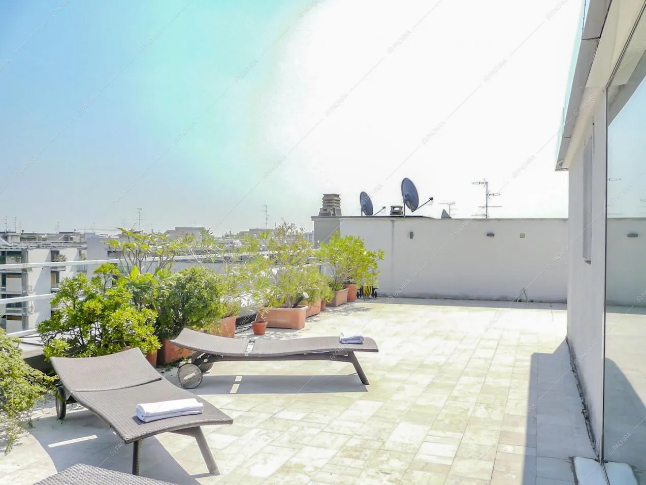 Terrazza con sdraio e veranda