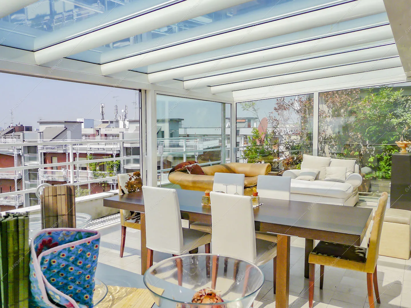 Tavolo da pranzo e salotto in veranda sulla terrazza