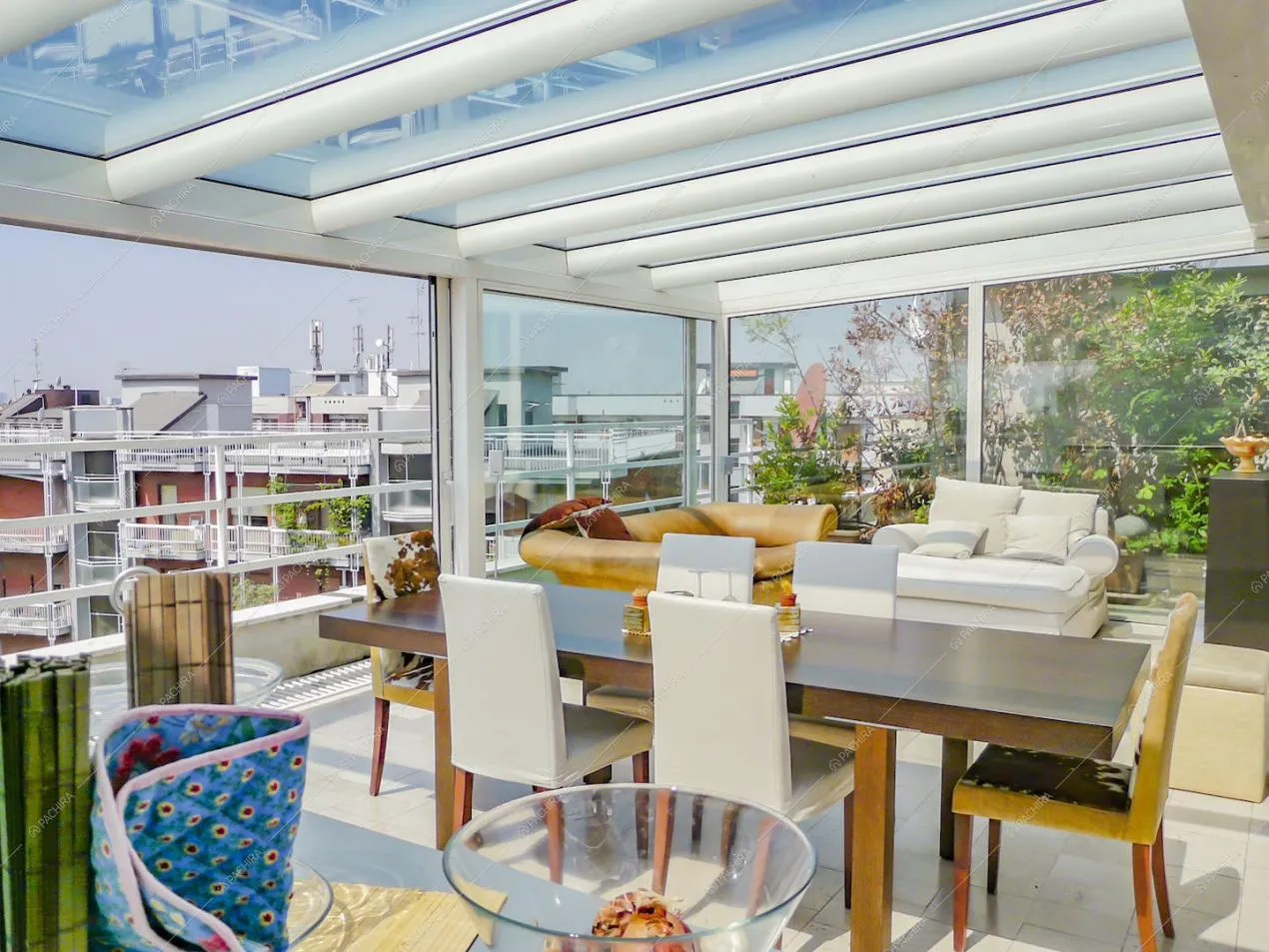 Tavolo da pranzo e salotto in veranda sulla terrazza