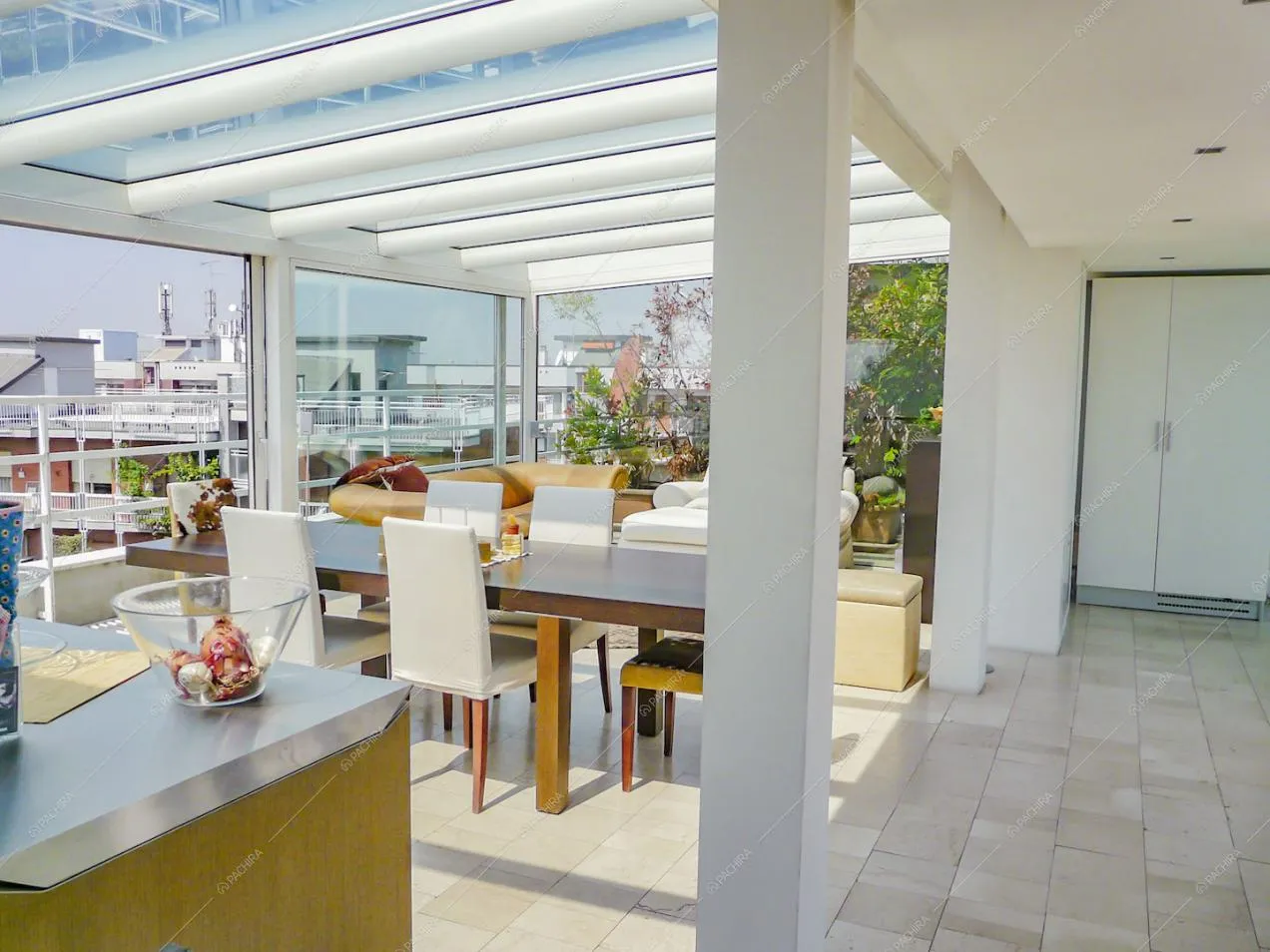 Terrazza con veranda, tavolo da pranzo in legno