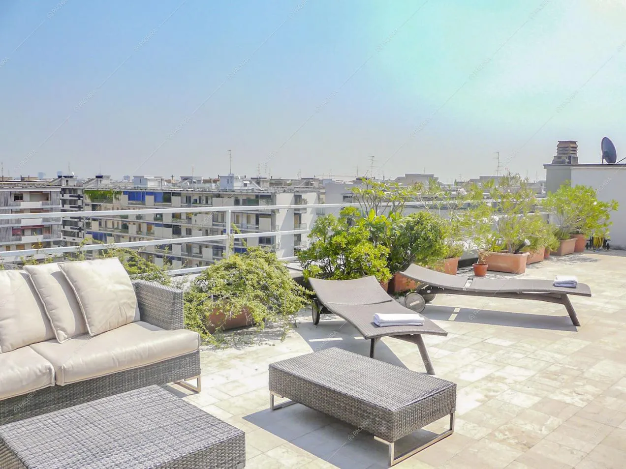 Mobili in vimini sulla terrazza