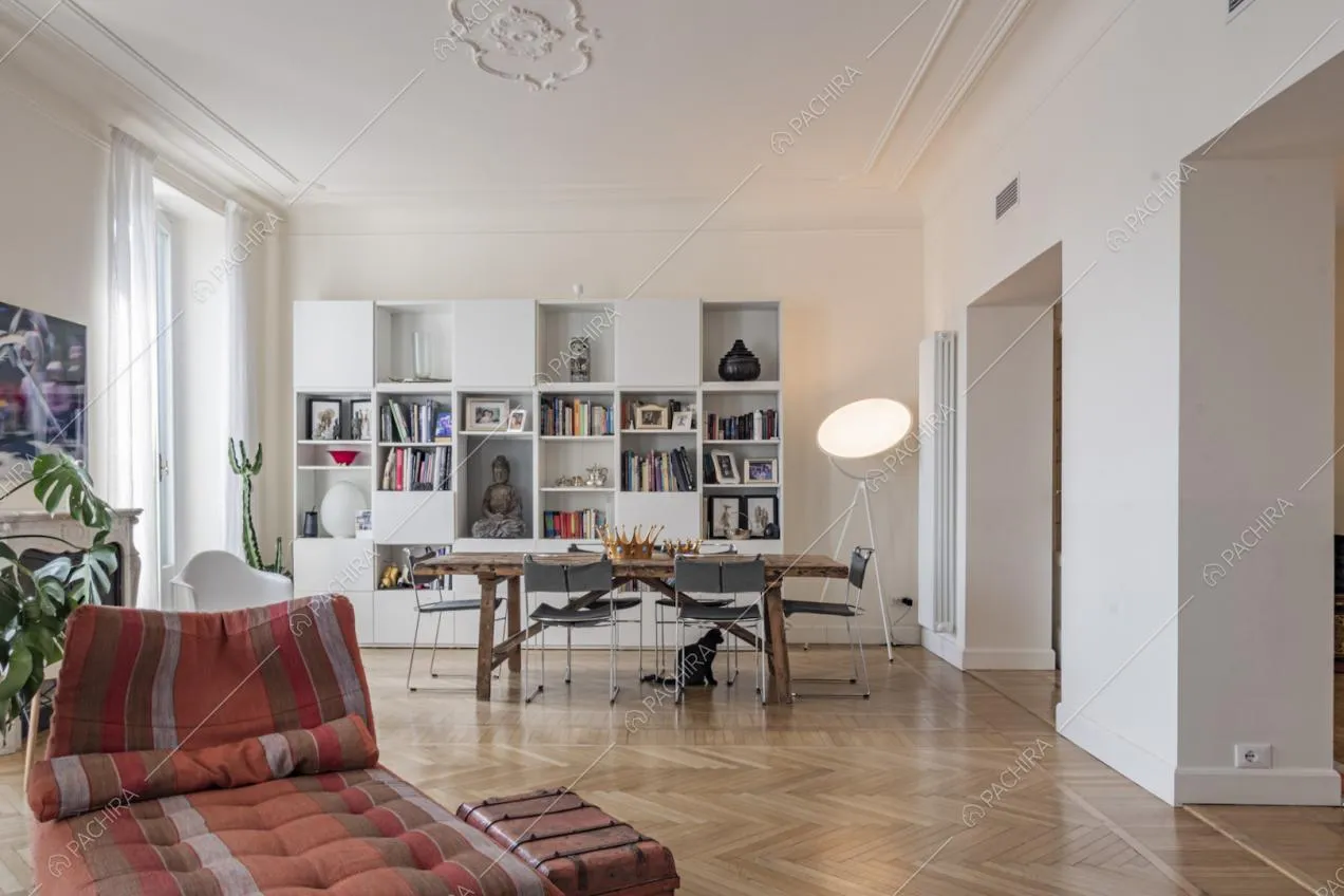 Libreria a parete e soffitti con boiserie