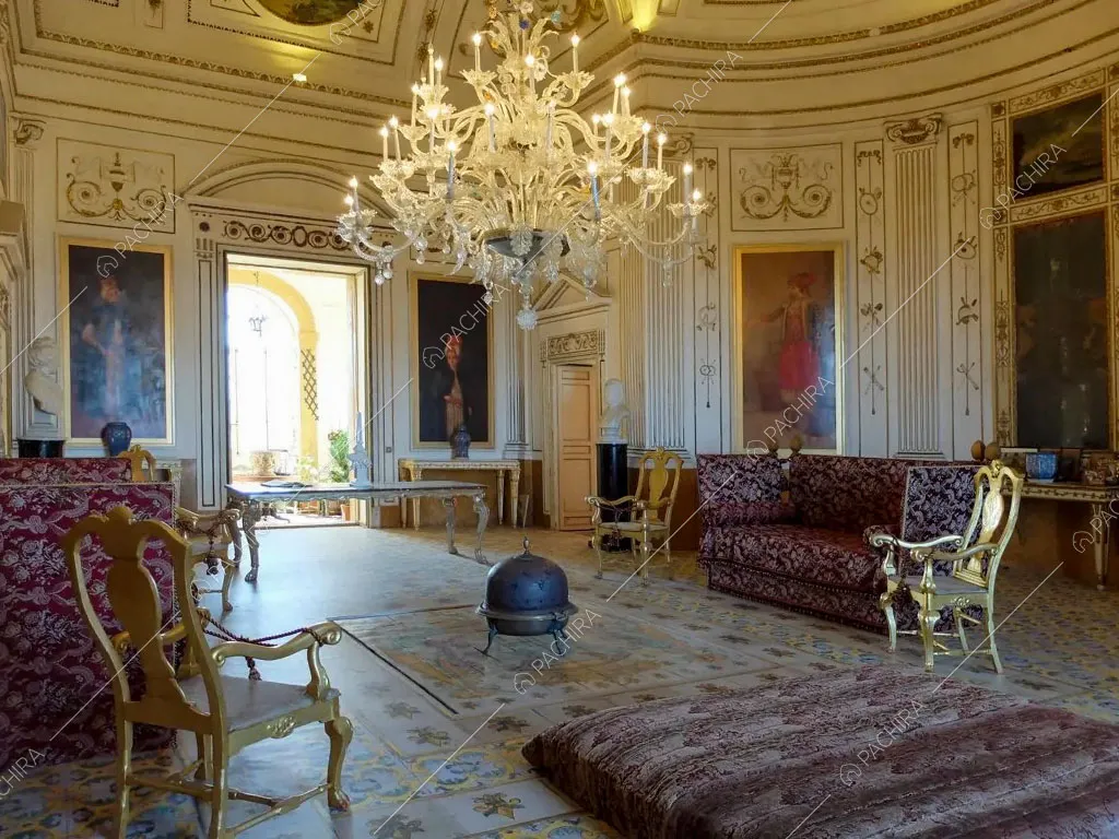 Sala con grande lampadario e affreschi nella villa Tanami, location in stile classico a Palermo