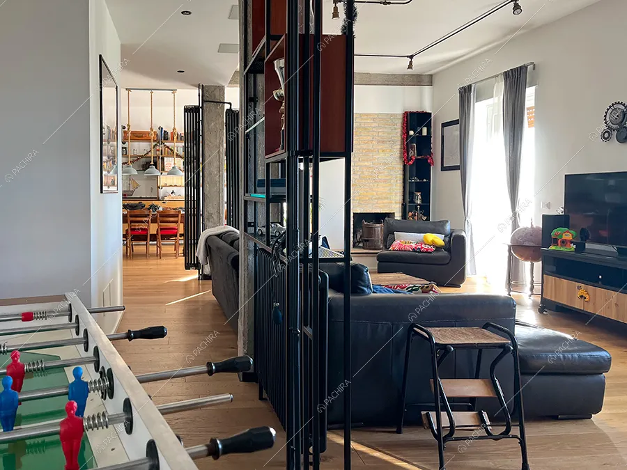 Zona living dell'appartamento Orange, location in stile industriale a Roma