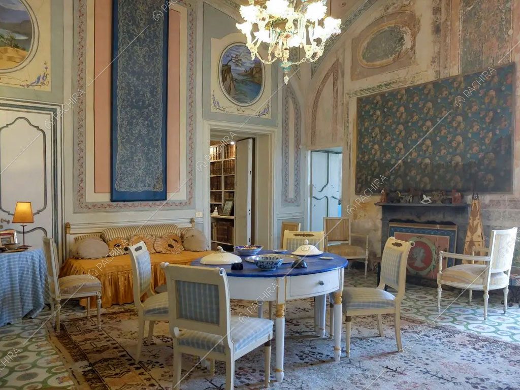 Camino nella stanza dalle nuances azzurre della villa Tanami, location in stile classico a Palermo