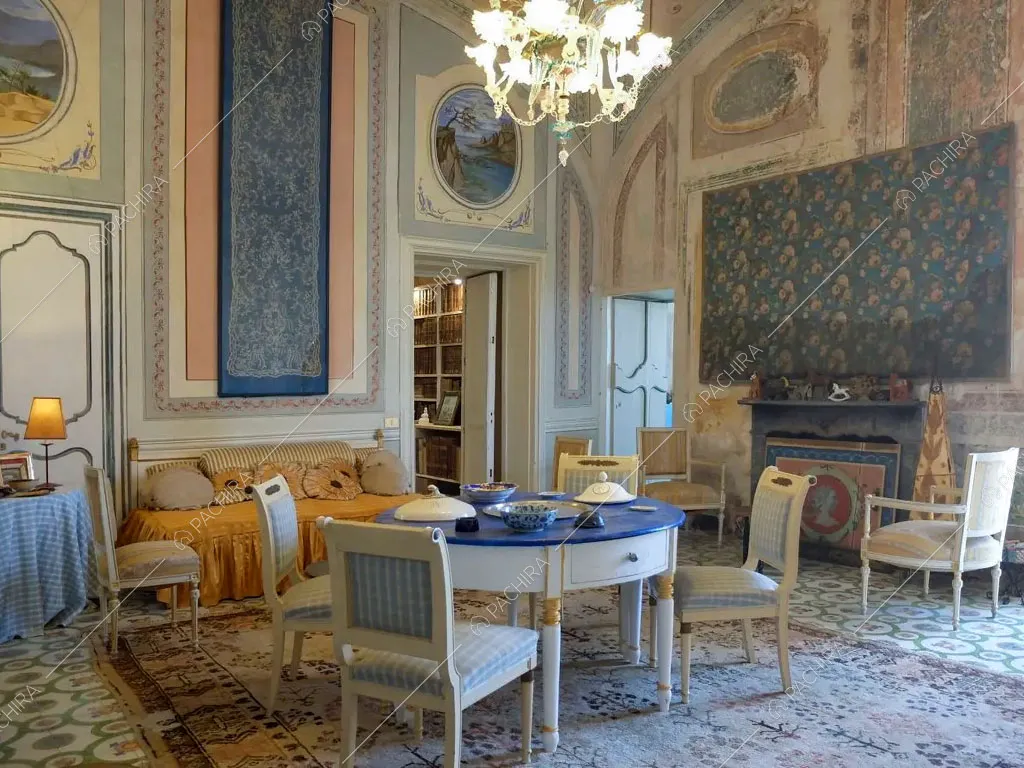 Camino nella stanza dalle nuances azzurre della villa Tanami, location in stile classico a Palermo