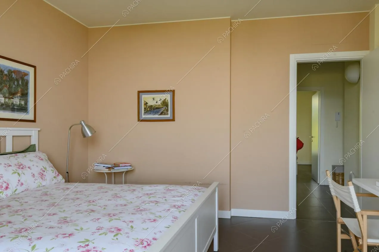 Camera da letto matrimoniale dalle pareti arancioni