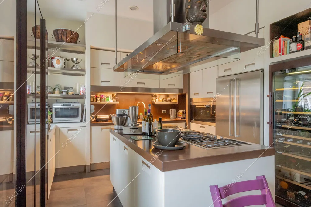 Cucina a isola dell'appartamento Yalu, location in stile contemporaneo a Roma