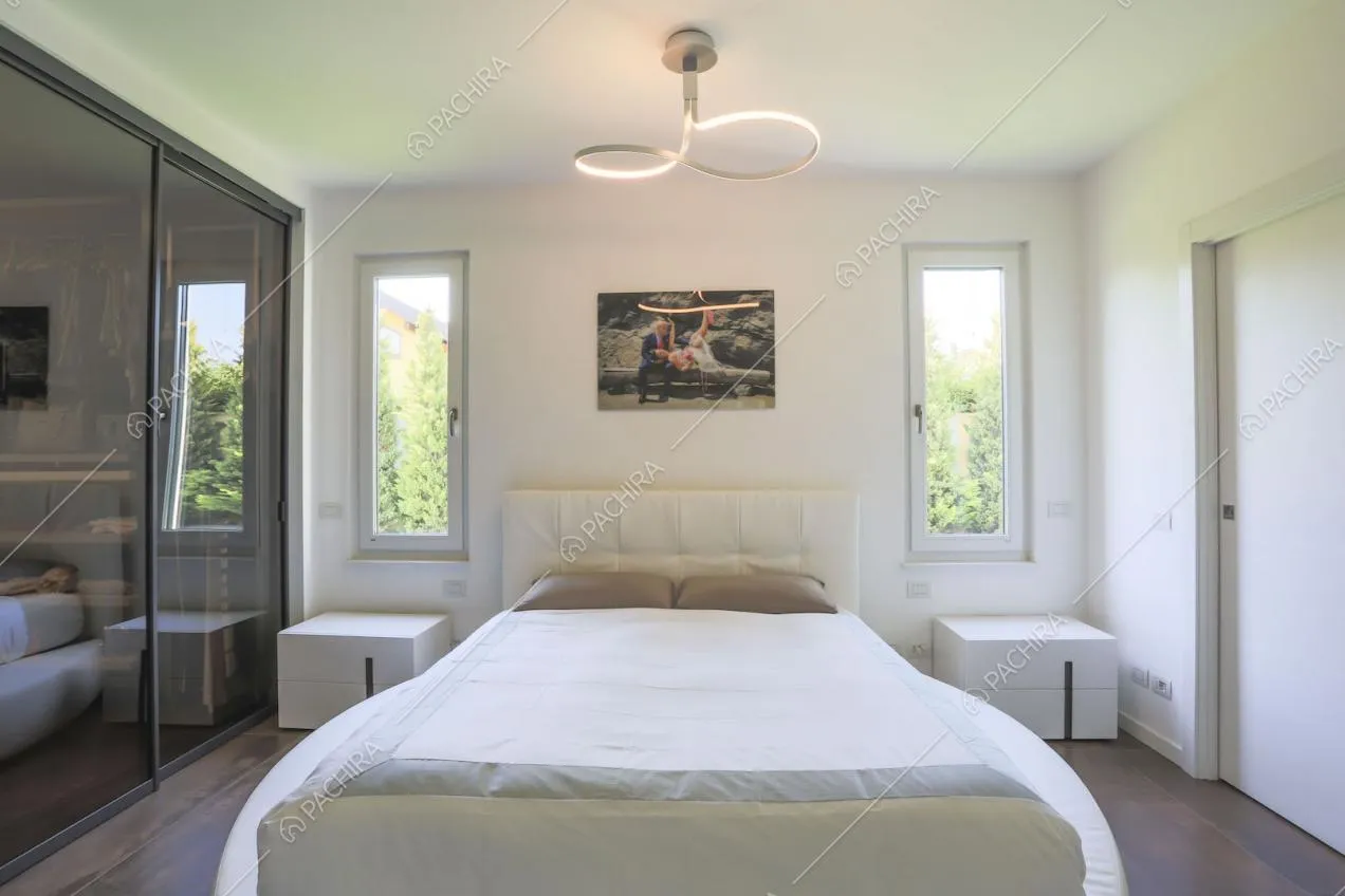 Camera da letto matrimoniale con lampadario di design e cabina armadio privata