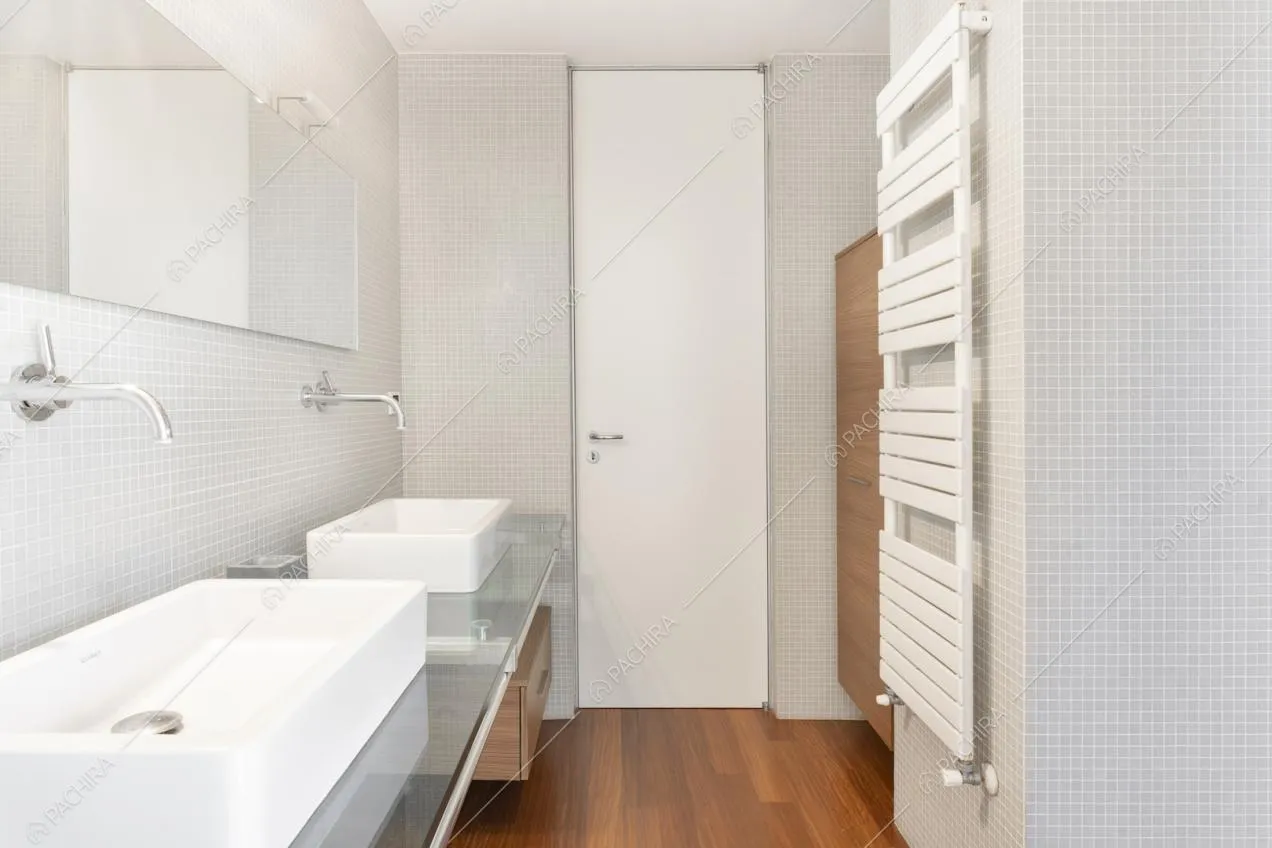 Lavandini di design e specchio rettangolare nel bagno