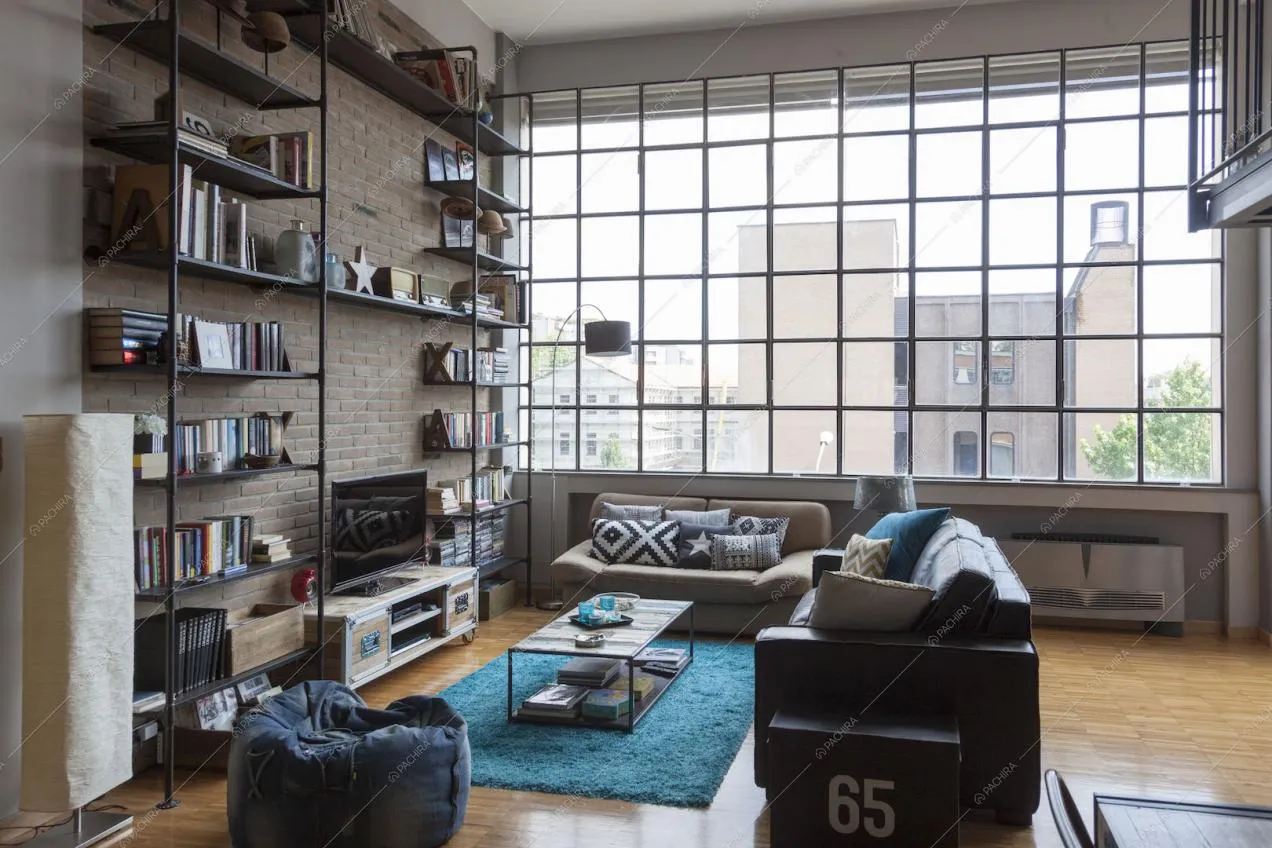 Vetrate, zona living con due divani e pouf