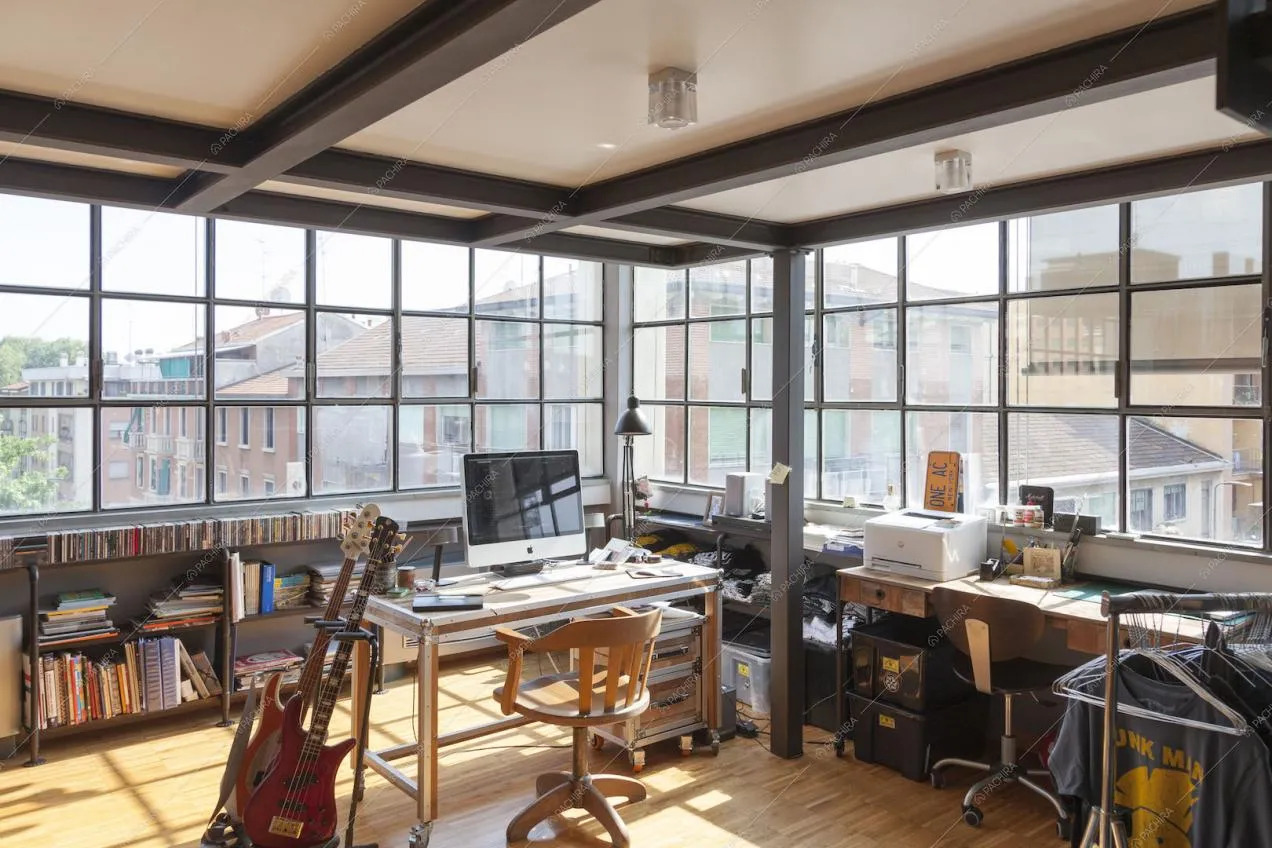 Studio con vetrate, scrivania