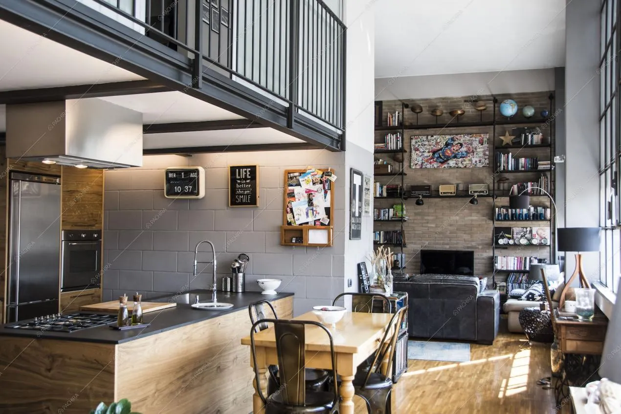 Cucina a isola, tavolo da pranzo, scorcio sulla zona living