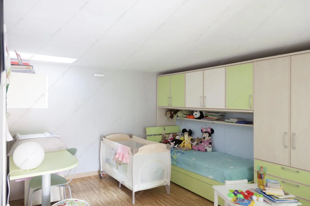 Cameretta con letto singolo e culla