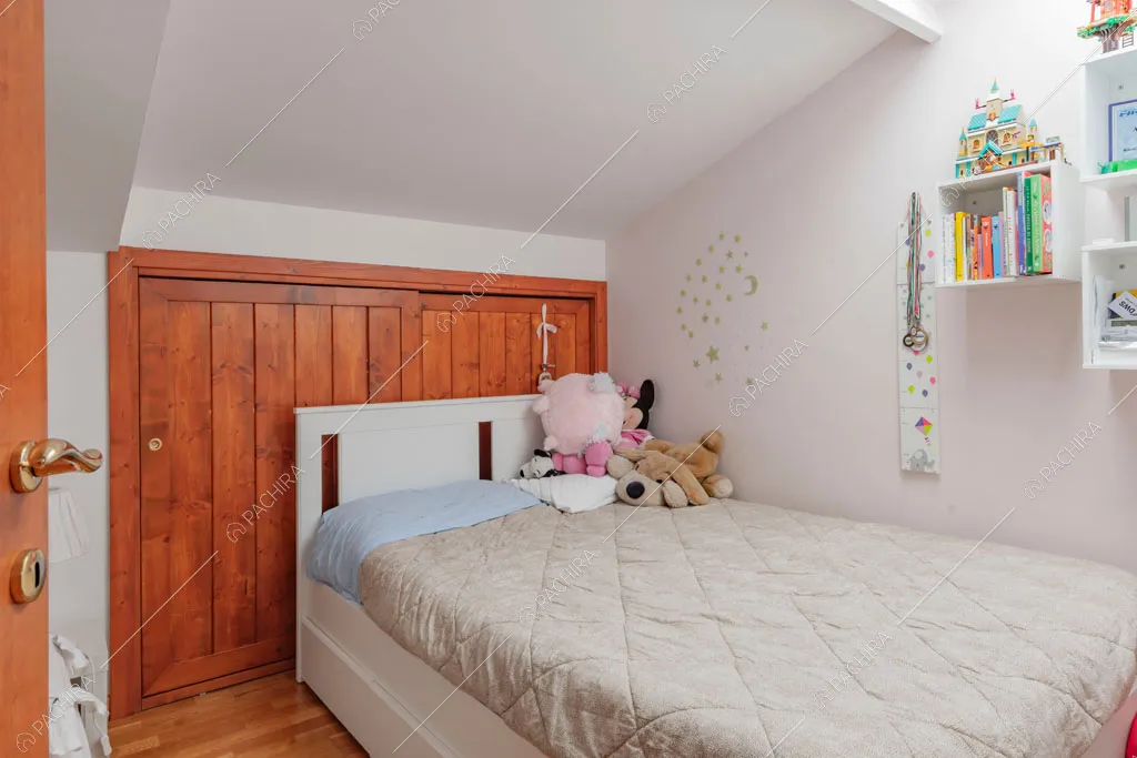 Camera da letto dei bambini nella villa Cren, location in stile moderno a Roma