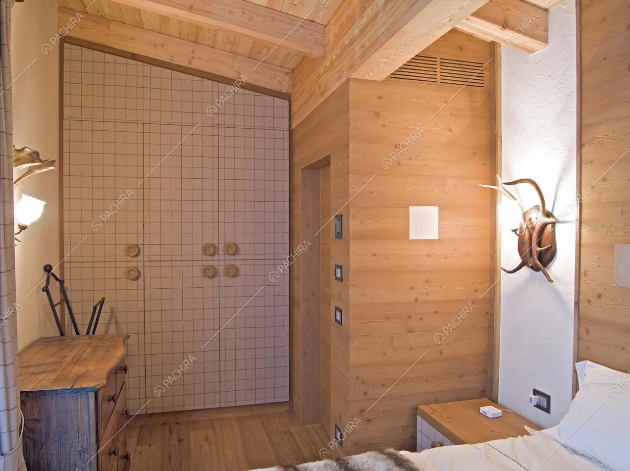 Armadio a muro della camera matrimoniale con pavimento in parquet