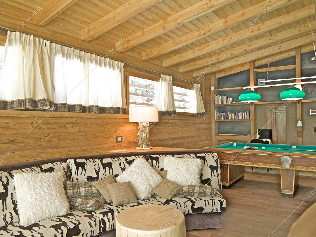 Nella luminosa sala dello chalet divano, tavolo da biliardo e pavimento in parquet