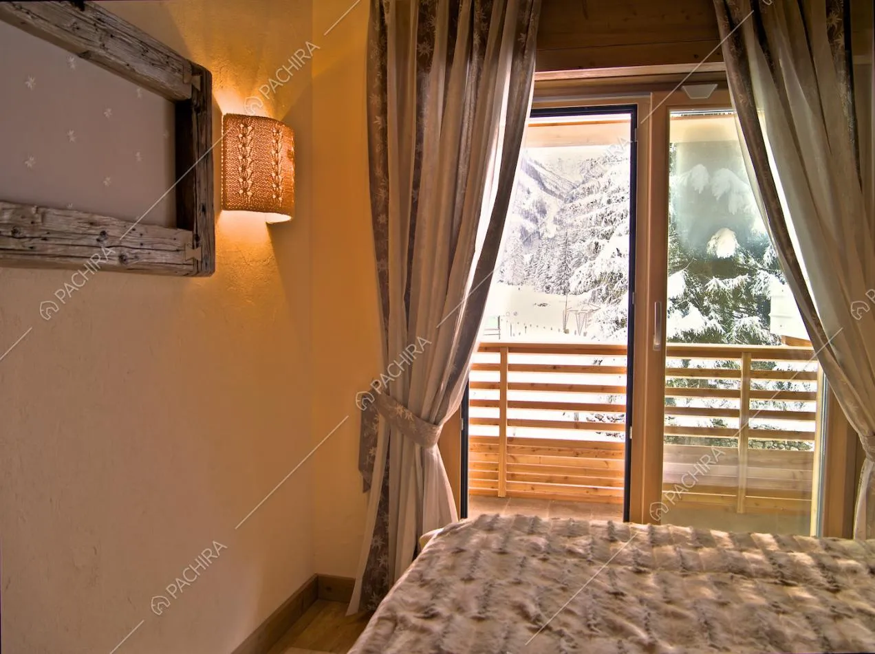 Camera da letto matrimoniale con porta-finestra per accedere al balcone