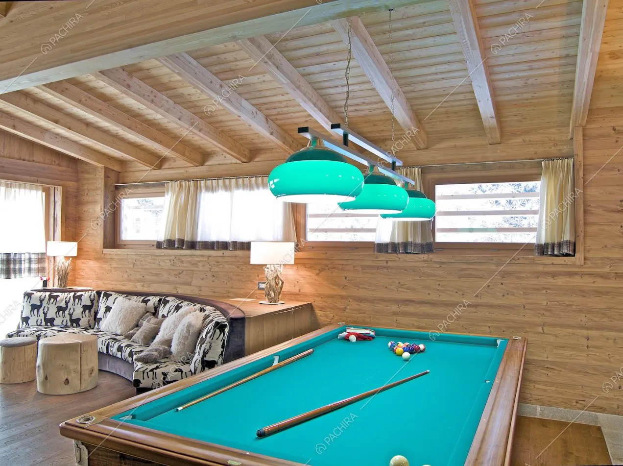 Tavolo da biliardo nella splendida sala dal soffitto con travi in legno a vista