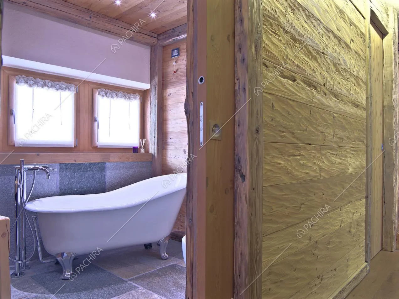Vista sul bagno con vasca e porta in legno scorrevole