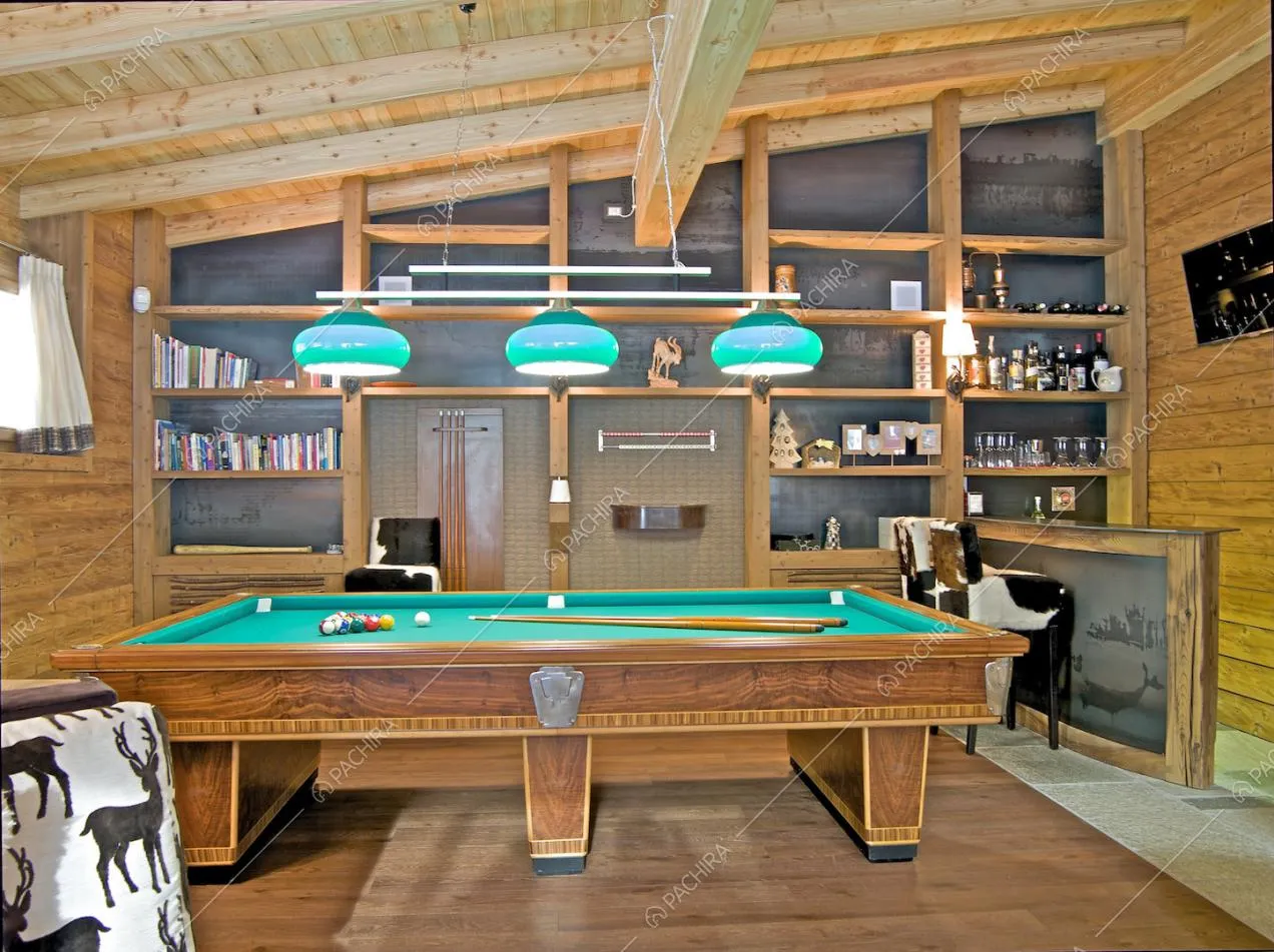 Splendida sala hobby dello chalet con tavolo da biliardo e bancone da bar con sgabelli