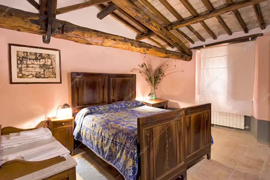 Camera da letto della dimora storica Platano, location in stile rustico a Perugia