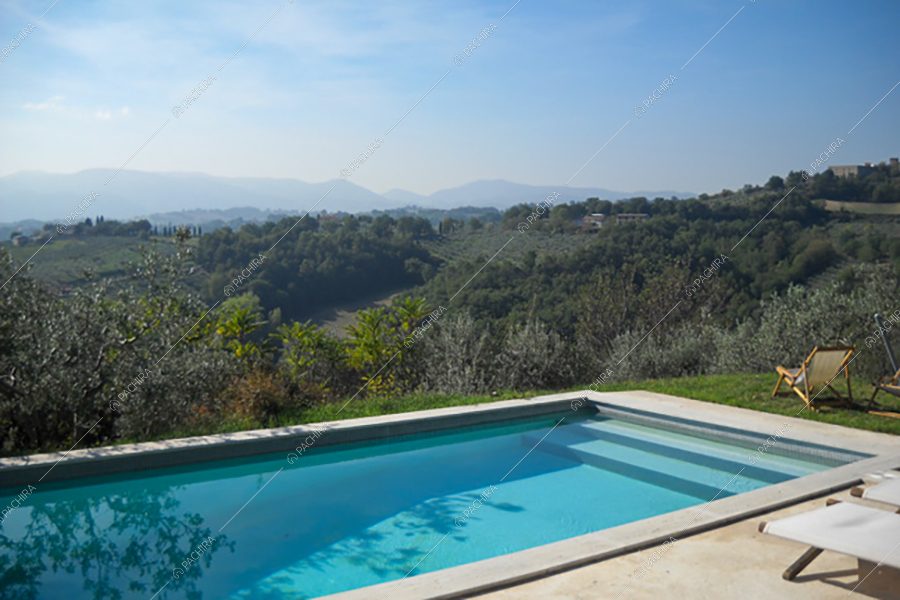Piscina della dimora storica Platano, location in stile rustico a Perugia
