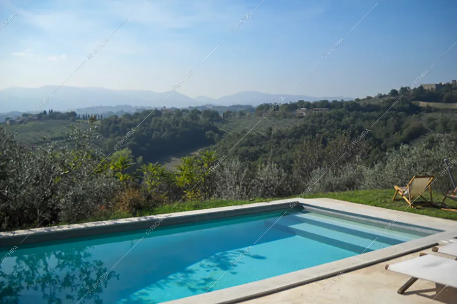 Piscina della dimora storica Platano, location in stile rustico a Perugia