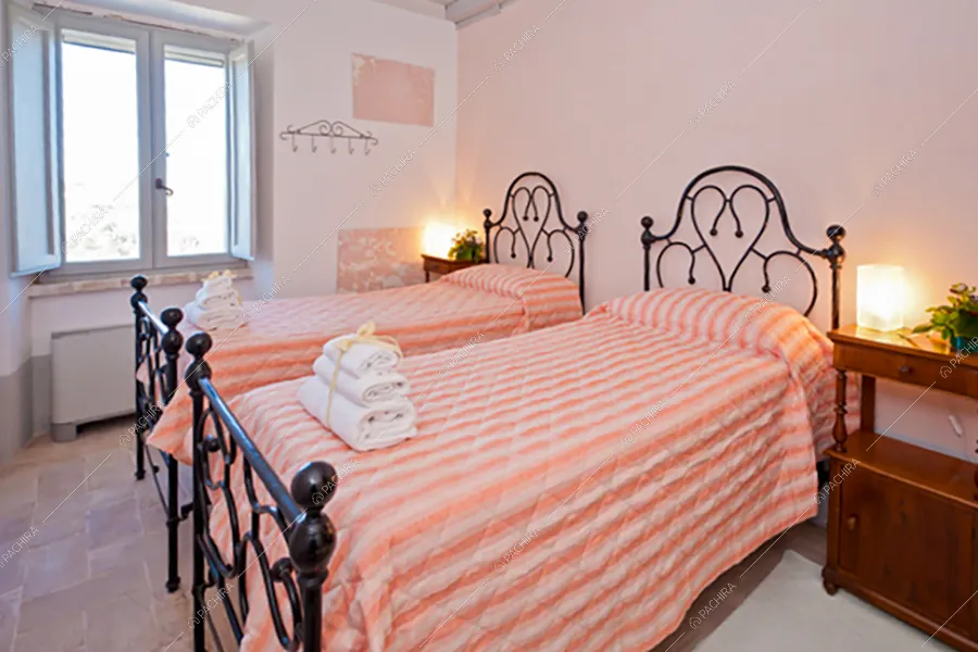 Camera da letto della dimora storica Platano, location in stile rustico a Perugia