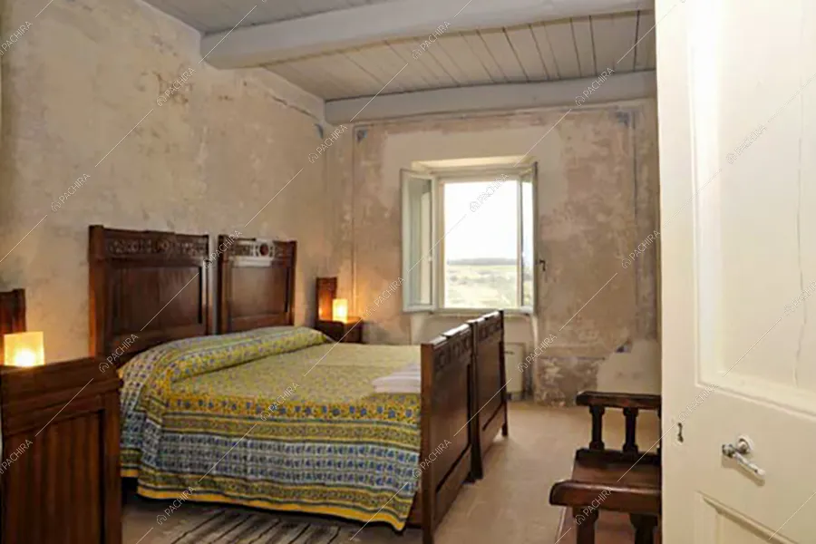 Camera da letto della dimora storica Platano, location in stile rustico a Perugia