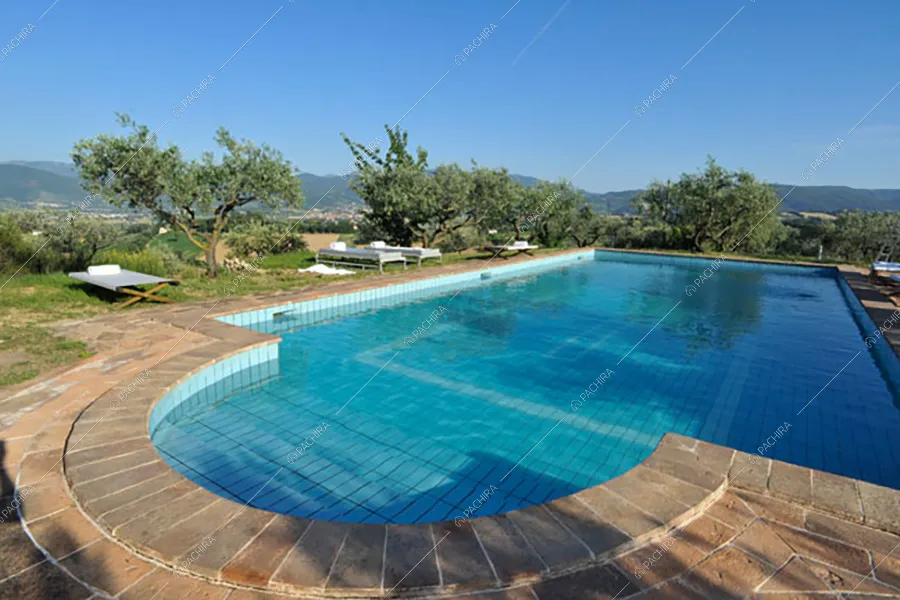 Piscina della dimora storica Platano, location in stile rustico a Perugia